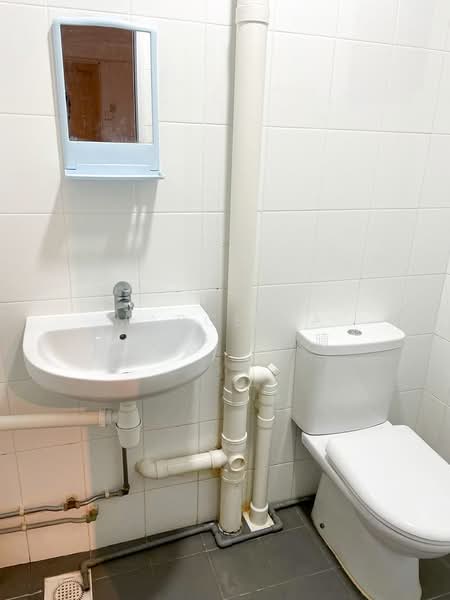 327 Hougang Avenue 5, 327 Hougang Avenue 5, 3 Bedrooms, 1,033 sqft, HDB Flat For Sale, by Marcella Yong 杨惠晴, 500107181 - Bathroom - PropertyGuru.com.sg