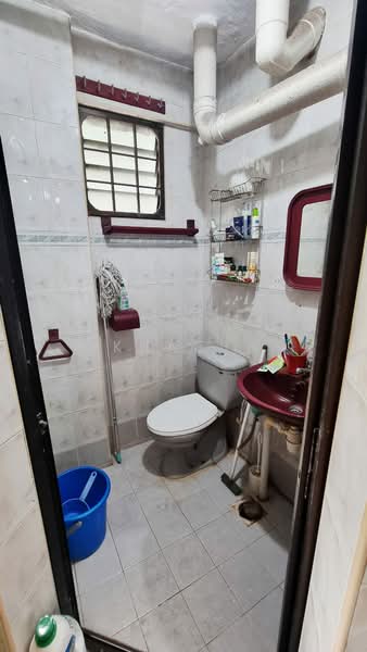 215 Serangoon Avenue 4, 215 Serangoon Avenue 4, 3 Bedrooms, 1,054 sqft, HDB Flat For Sale, by Khai ., 500107274 - Bathroom - PropertyGuru.com.sg