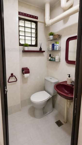 215 Serangoon Avenue 4, 215 Serangoon Avenue 4, 3 Bedrooms, 1,054 sqft, HDB Flat For Sale, by Khai ., 500107274 - Bathroom - PropertyGuru.com.sg
