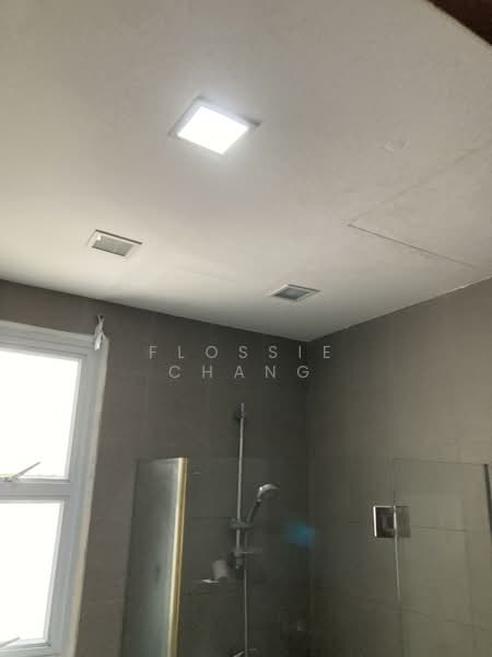 Gold Coast Condo, 360 Pasir Panjang Road, 4 Bedrooms, 1,894 sqft, Condominium For Sale, by Flossie Chang, 500107328 - Bathroom - PropertyGuru.com.sg