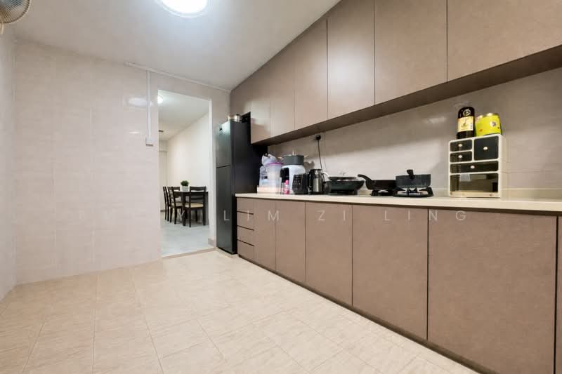 701 Yishun Avenue 5, 701 Yishun Avenue 5, 2 Bedrooms, 731 sqft, HDB Flat For Sale, by Emily Lim Zi Ling, 500107346 - Kitchen - PropertyGuru.com.sg
