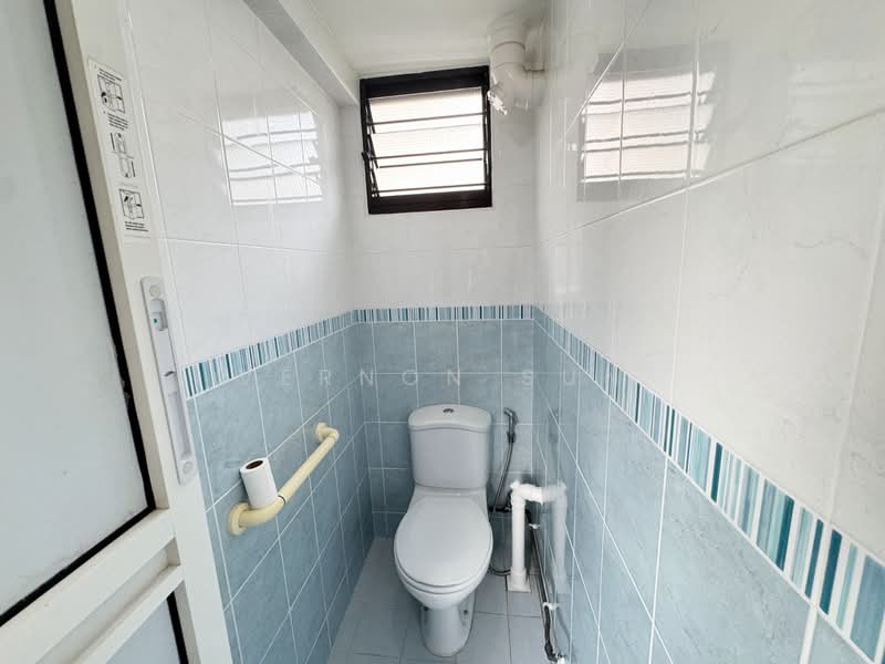 538 Upper Cross Street, 538 Upper Cross Street, 2 Bedrooms, 732 sqft, HDB Flat For Rent, by Vernon Sun, 500107361 - Bathroom - PropertyGuru.com.sg