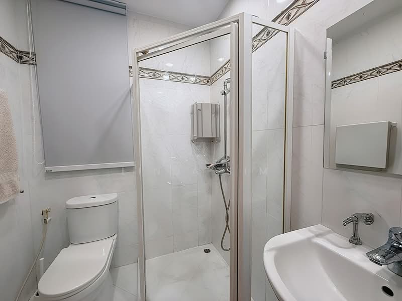 💙D15 FREEHOLD💙1,550sqft 🩵4 bed 3 bath 🏊🏻‍♀️Pool Facing Move-In Ready, , 3 Bedrooms, 1,550 sqft, Condominium For Sale, by Linda Sim, 500107368 - Common Bathroom - PropertyGuru.com.sg