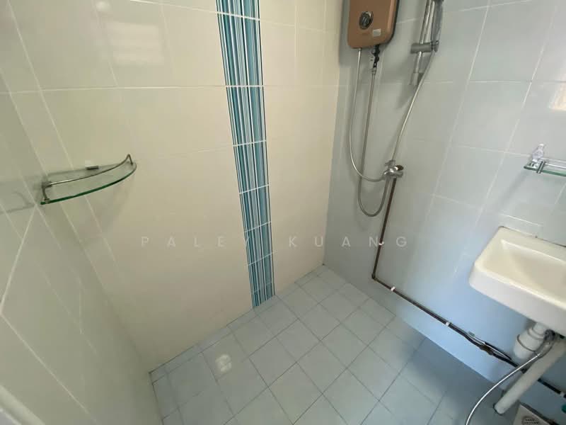 192 Bishan Street 13, 192 Bishan Street 13, 3 Bedrooms, 1,292 sqft, HDB Flat For Rent, by Paley Kuang, 500107432 - Bathroom - PropertyGuru.com.sg