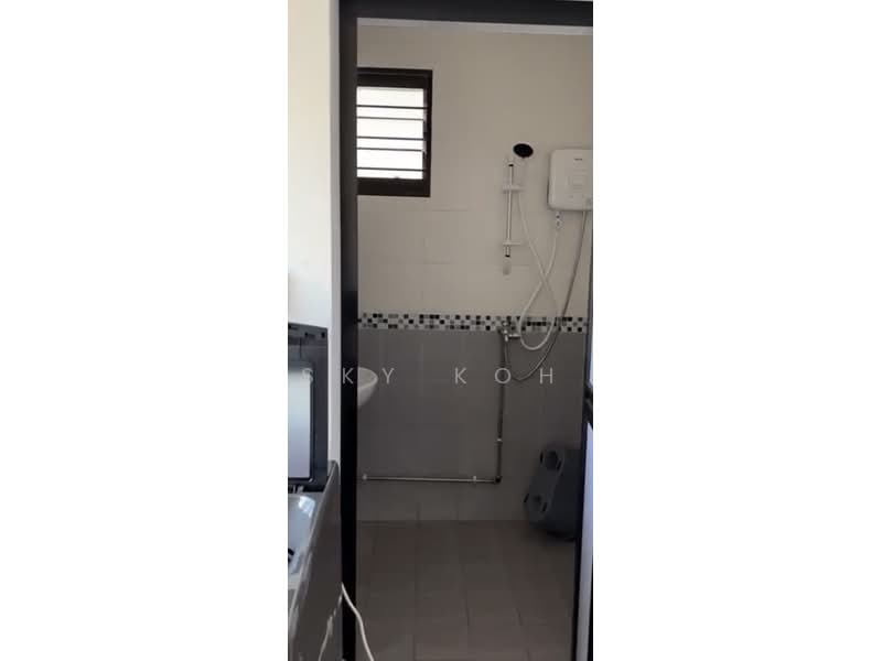264 Waterloo Street, 264 Waterloo Street, 2 Bedrooms, 702 sqft, HDB Flat For Rent, by Sky Koh, 500107437 - Bathroom - PropertyGuru.com.sg