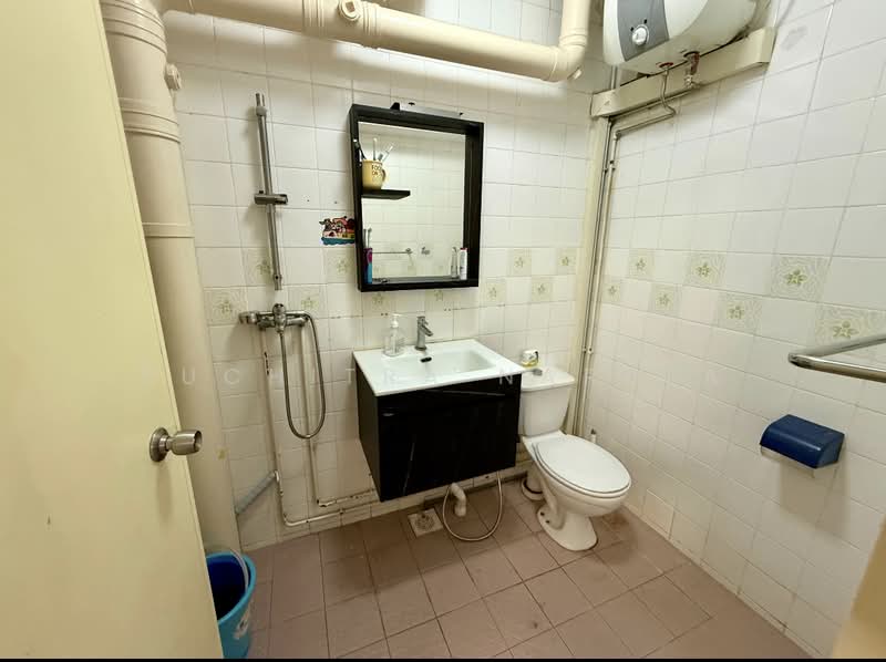 765 Choa Chu Kang North 5, 765 Choa Chu Kang North 5, 3 Bedrooms, 1,100 sqft, HDB Flat For Rent, by Suchitra Narula, 500107452 - Bathroom - PropertyGuru.com.sg