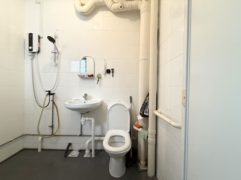 420 Tampines Street 41, 420 Tampines Street 41, 2 Bedrooms, 797 sqft, HDB Flat For Sale, by Joyce Lee, 500107461 - Bathroom - PropertyGuru.com.sg