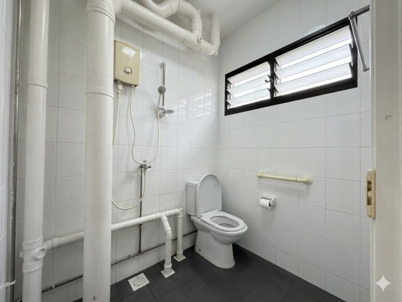 420 Tampines Street 41, 420 Tampines Street 41, 2 Bedrooms, 797 sqft, HDB Flat For Sale, by Joyce Lee, 500107461 - Bathroom - PropertyGuru.com.sg