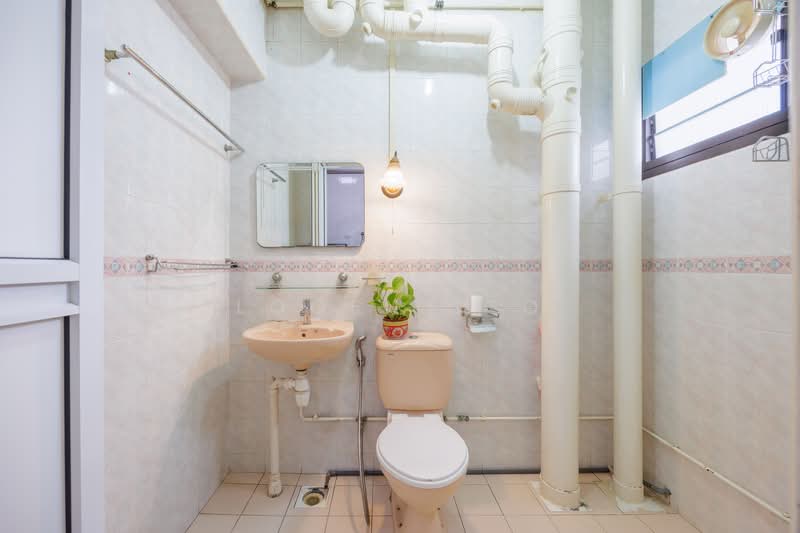 671B Klang Lane, 671B Klang Lane, 3 Bedrooms, 915 sqft, HDB Flat For Sale, by Logen Teo, 500107482 - Bathroom - PropertyGuru.com.sg