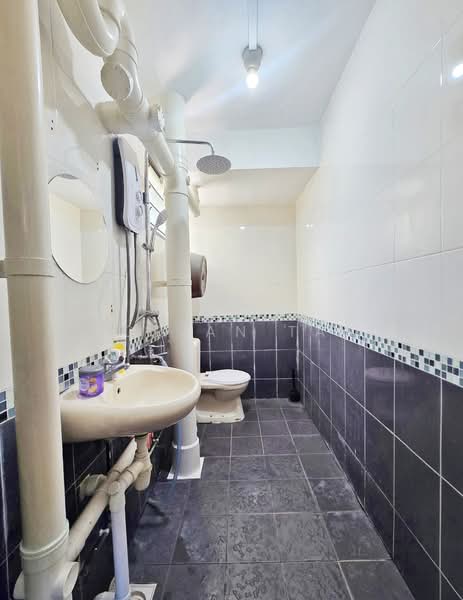 628 Bedok Reservoir Road, 628 Bedok Reservoir Road, 3 Bedrooms, 1,022 sqft, HDB Flat For Sale, by Adrian Tan, 500107501 - Bathroom - PropertyGuru.com.sg