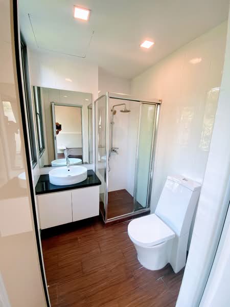 Swiss View, Swiss View, 6 Bedrooms, 4,300 sqft, Terraced House For Rent, by Michael Ciola, 500107518 - Bathroom - PropertyGuru.com.sg