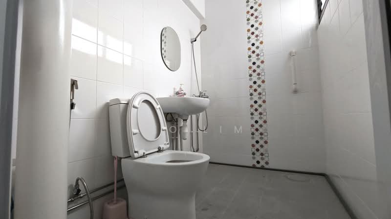 644 Yishun Street 61, 644 Yishun Street 61, 3 Bedrooms, 893 sqft, HDB Flat For Sale, by Leo Lim, 500107524 - Bathroom - PropertyGuru.com.sg