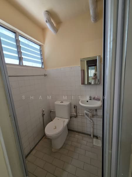 105 Bishan Street 12, 105 Bishan Street 12, 2 Bedrooms, 688 sqft, HDB Flat For Sale, by Sham Misbah, 500107532 - Bathroom - PropertyGuru.com.sg