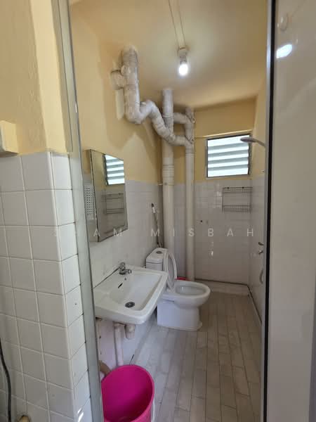 105 Bishan Street 12, 105 Bishan Street 12, 2 Bedrooms, 688 sqft, HDB Flat For Sale, by Sham Misbah, 500107532 - Bathroom - PropertyGuru.com.sg