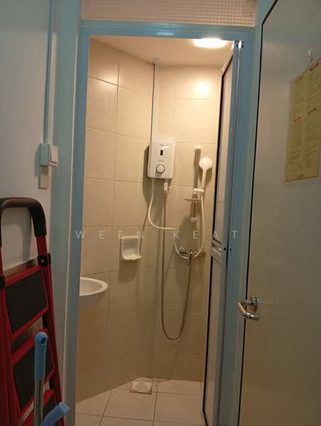 The Lakeshore, 31 Jurong West Street 41, Room Rental, 1,300 sqft, Condominium For Rent, by Ween Keat, 500107592 - Bathroom - PropertyGuru.com.sg