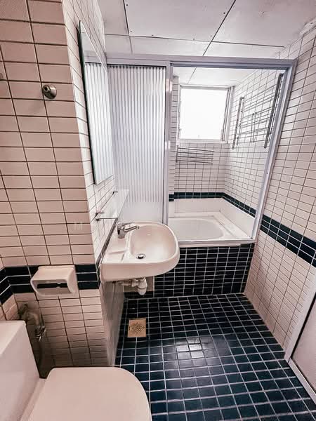 Pine Grove, 1N Pine Grove, 2 Bedrooms, 1,324 sqft, Condominium For Rent, by Mahirah A Mahid, 500107607 - Bathroom - PropertyGuru.com.sg