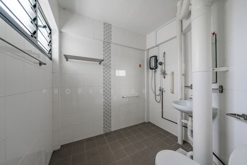 511 Jurong West Street 52, 511 Jurong West Street 52, 3 Bedrooms, 1,109 sqft, HDB Flat For Sale, by Gina Tow, 500107619 - Bathroom - PropertyGuru.com.sg