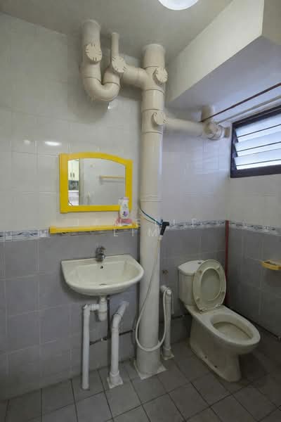 545 Ang Mo Kio Avenue 10, 545 Ang Mo Kio Avenue 10, 3 Bedrooms, 1,270 sqft, HDB Flat For Sale, by Janelle Lim, 500107630 - Bathroom - PropertyGuru.com.sg