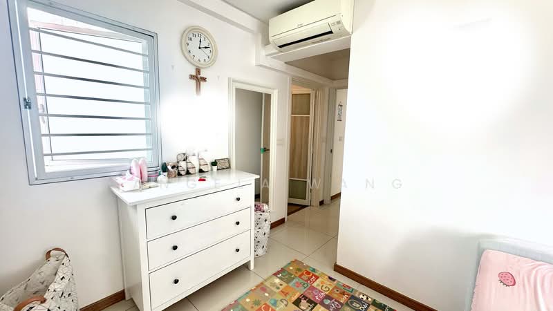 453B Bukit Batok West Avenue 6, 453B Bukit Batok West Avenue 6, 3 Bedrooms, 1,238 sqft, HDB Flat For Sale, by Angela Wang, 500107637 - Corridor - PropertyGuru.com.sg