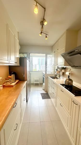 453B Bukit Batok West Avenue 6, 453B Bukit Batok West Avenue 6, 3 Bedrooms, 1,238 sqft, HDB Flat For Sale, by Angela Wang, 500107637 - Kitchen - PropertyGuru.com.sg