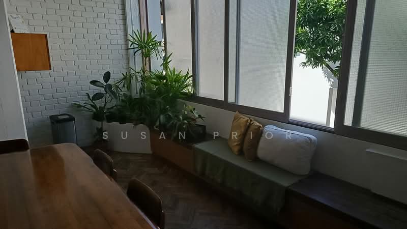 Tiong Bahru Unique Woody Interior Delight, Tiong Bahru, Yong Siak Street, 2 Bedrooms, 1,075 sqft, Conservation House For Rent, by Susan Prior, 500107690 - PropertyGuru.com.sg