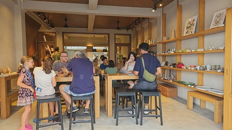 Tiong Bahru Unique Woody Interior Delight, Tiong Bahru, Yong Siak Street, 2 Bedrooms, 1,075 sqft, Conservation House For Rent, by Susan Prior, 500107690 - PropertyGuru.com.sg