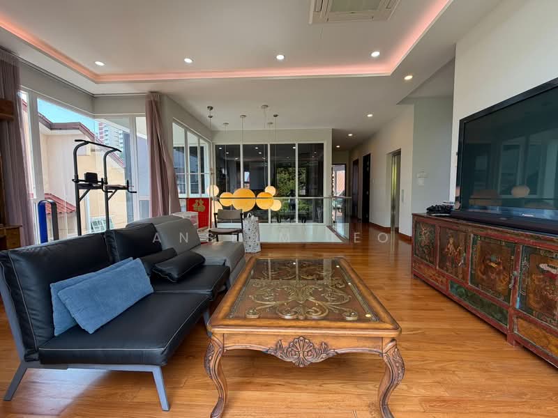 ◤ Renovated 3.5 Sty Semi-D Rebuilt ❤️ Pool & Lift Modern Layout 6 Ensuite rooms, , 6 Bedrooms, 5,500 sqft, Semi-Detached House For Sale, by Anselm Teo, 500107699 - Living Room - PropertyGuru.com.sg