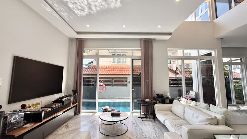 ◤ Renovated 3.5 Sty Semi-D Rebuilt ❤️ Pool & Lift Modern Layout 6 Ensuite rooms, , 6 Bedrooms, 5,500 sqft, Semi-Detached House For Sale, by Anselm Teo, 500107699 - Living Room - PropertyGuru.com.sg