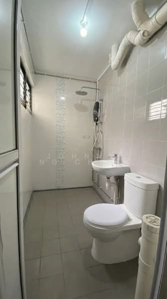 172 Bishan Street 13, 172 Bishan Street 13, 3 Bedrooms, 1,302 sqft, HDB Flat For Sale, by Johnny Ng Cheng Lim, 500107718 - Master Bathroom - PropertyGuru.com.sg