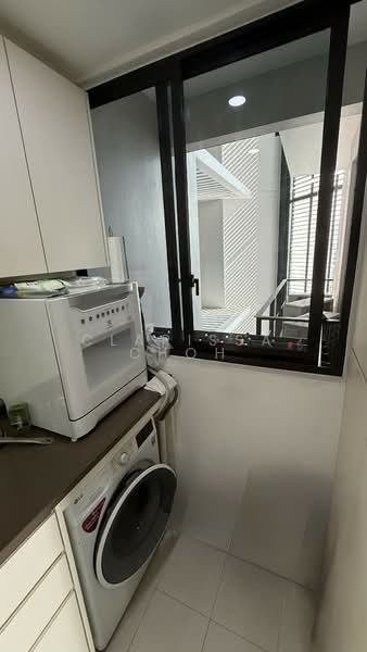 The Crest, 101 Prince Charles Crescent, 3 Bedrooms, 1,324 sqft, Condominium For Sale, by Clarissa Choh, 500107741 - Balcony - PropertyGuru.com.sg