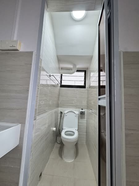 3 Lorong 7 Toa Payoh, 3 Lorong 7 Toa Payoh, 3 Bedrooms, 731 sqft, HDB Flat For Rent, by Joey Chen, 500107762 - Bathroom - PropertyGuru.com.sg