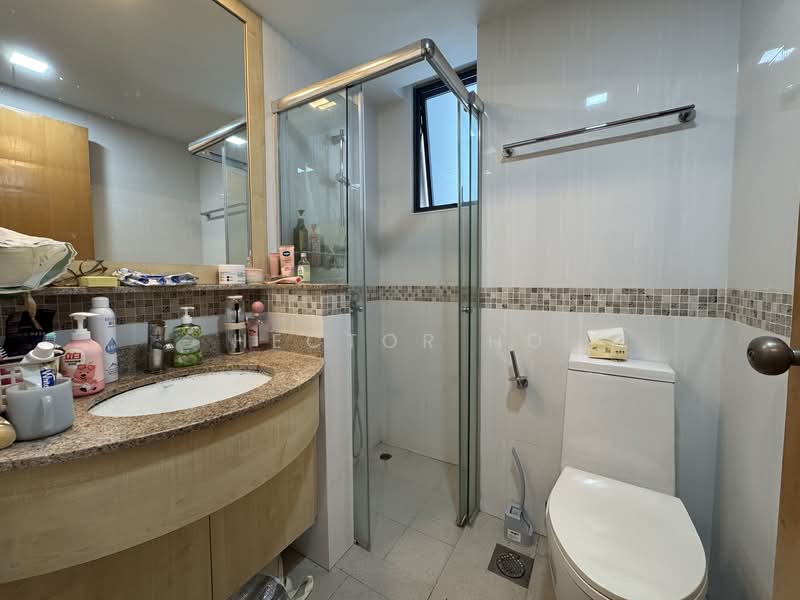 Blue Horizon, 21 West Coast Crescent, 3 Bedrooms, 1,152 sqft, Condominium For Rent, by Hector Ho, 500107785 - Common Bathroom - PropertyGuru.com.sg