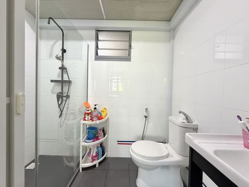 377A Hougang Street 32, 377A Hougang Street 32, 3 Bedrooms, 1,228 sqft, HDB Flat For Sale, by Chan Xi, 500107786 - Bathroom - PropertyGuru.com.sg