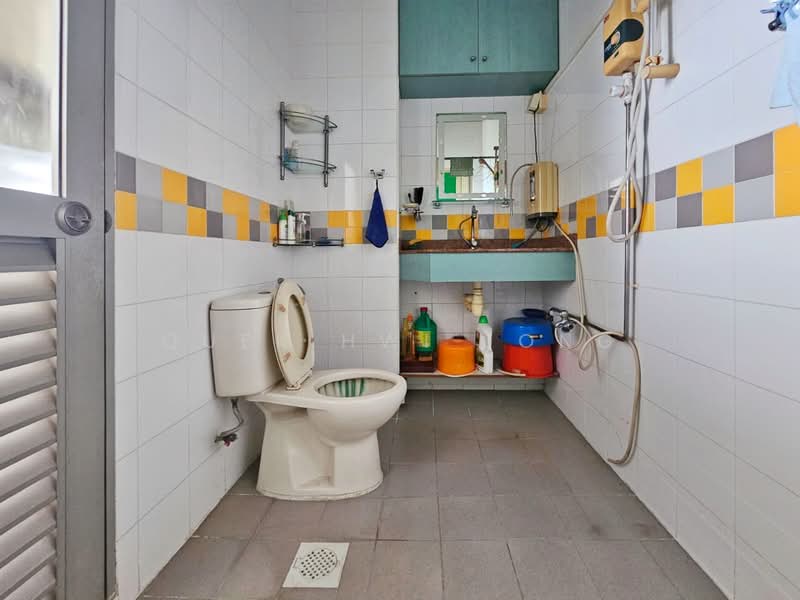 Unity Centre, 51 Bukit Batok Crescent, 926 sqft, Light Industrial (B1) For Sale, by Quek Hwi Jong, 500107848 - Bathroom - CommercialGuru.com.sg