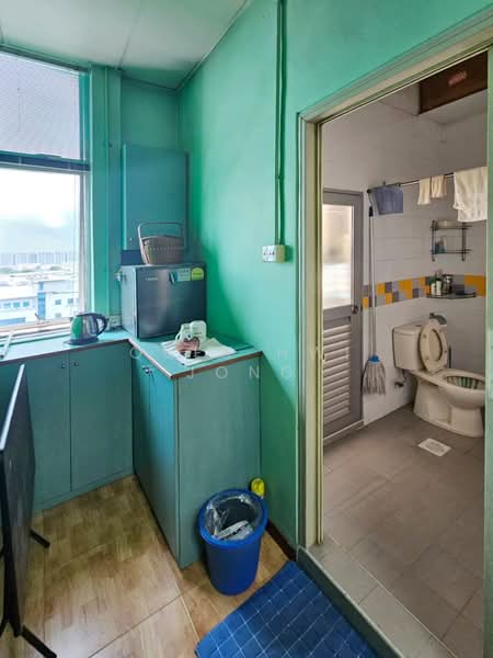 Unity Centre, 51 Bukit Batok Crescent, 926 sqft, Light Industrial (B1) For Sale, by Quek Hwi Jong, 500107848 - Kitchen - CommercialGuru.com.sg