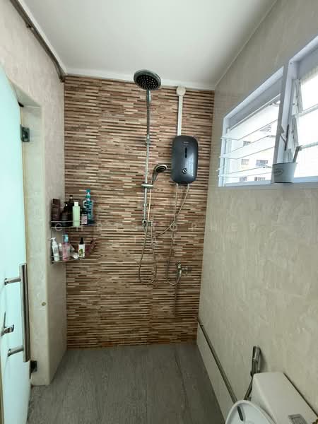 109 Bishan Street 12, 109 Bishan Street 12, 3 Bedrooms, 904 sqft, HDB Flat For Sale, by Christopher Tay, 500107851 - Bathroom - PropertyGuru.com.sg