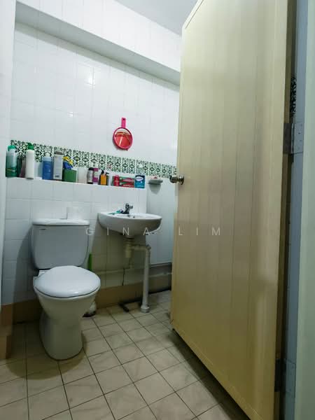 440 Choa Chu Kang Avenue 4, 440 Choa Chu Kang Avenue 4, 3 Bedrooms, 1,119 sqft, HDB Flat For Sale, by Gina Lim, 500107853 - Bathroom 1 - PropertyGuru.com.sg
