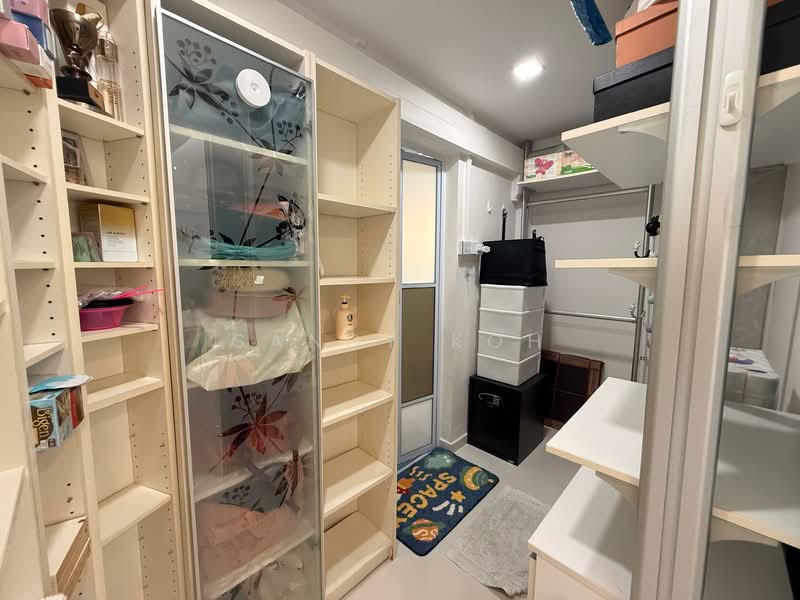 234 Jurong East Street 21, 234 Jurong East Street 21, 3 Bedrooms, 1,345 sqft, HDB Flat For Rent, by Sandy Koh, 500107855 - Master Walk-in Wardrobe - PropertyGuru.com.sg