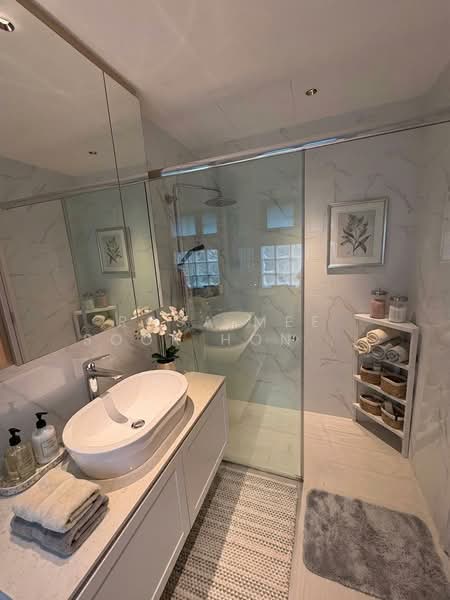 Seaview Point, 15 Amber Road, 3 Bedrooms, 1,389 sqft, Condominium For Rent, by Rosa Mee Sook Hong Ciupa, 500107920 - Bathroom - PropertyGuru.com.sg