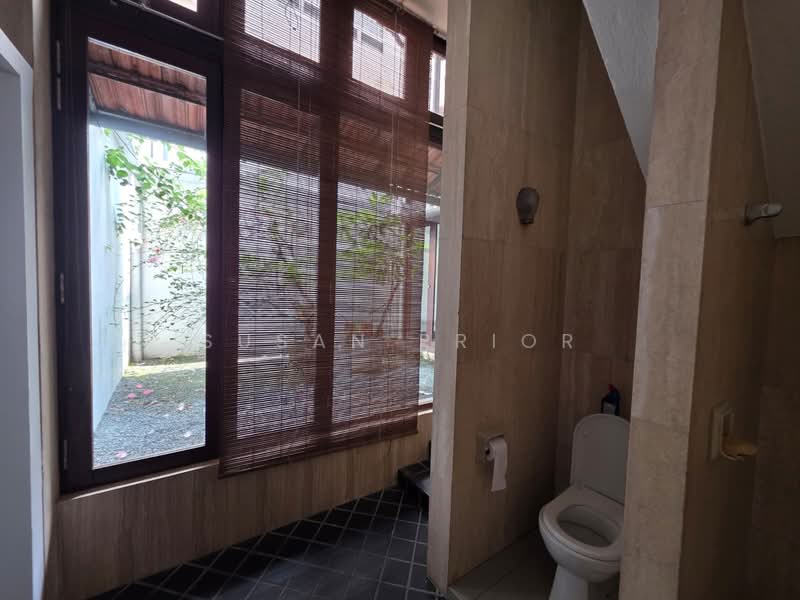 EMERALD STUDIO FOR SINGLES/ NO KITCHEN, EMERALD HILL CONSERVATION AREA, 1 Bedroom, 975 sqft, Conservation House For Rent, by Susan Prior, 500107960 - Bathroom - PropertyGuru.com.sg