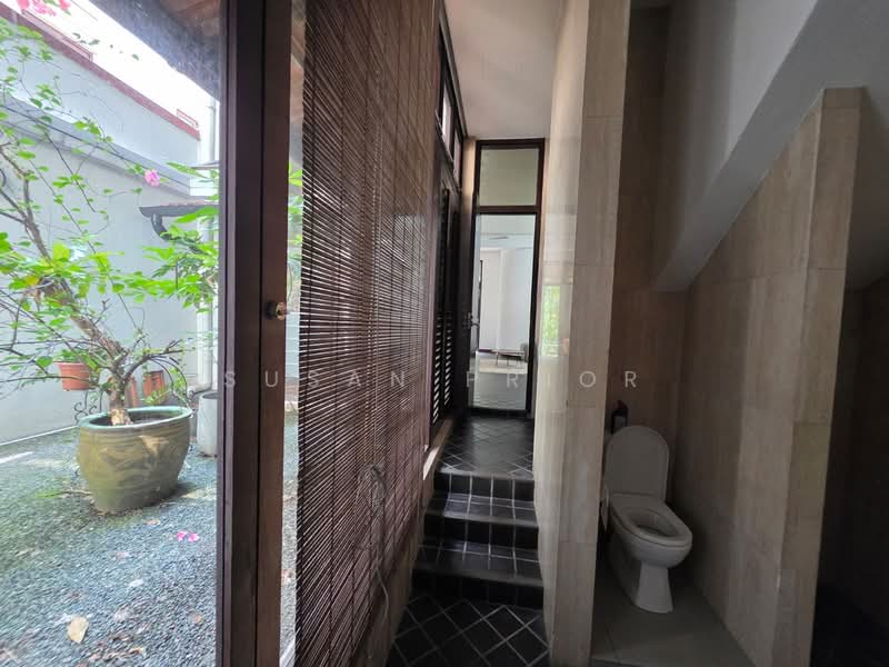 EMERALD STUDIO FOR SINGLES/ NO KITCHEN, EMERALD HILL CONSERVATION AREA, 1 Bedroom, 975 sqft, Conservation House For Rent, by Susan Prior, 500107960 - Bathroom - PropertyGuru.com.sg