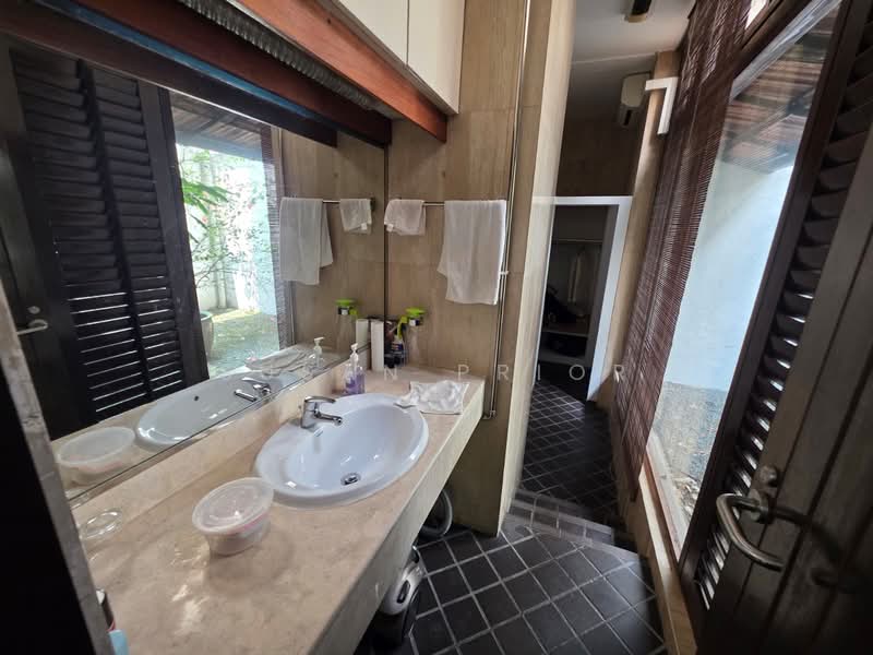 EMERALD STUDIO FOR SINGLES/ NO KITCHEN, EMERALD HILL CONSERVATION AREA, 1 Bedroom, 975 sqft, Conservation House For Rent, by Susan Prior, 500107960 - Bathroom - PropertyGuru.com.sg