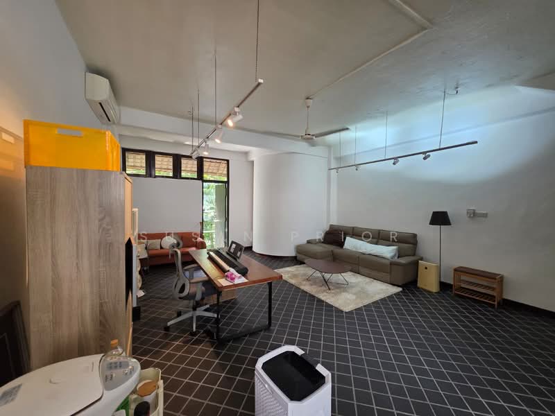EMERALD STUDIO FOR SINGLES/ NO KITCHEN, EMERALD HILL CONSERVATION AREA, 1 Bedroom, 975 sqft, Conservation House For Rent, by Susan Prior, 500107960 - Living Room - PropertyGuru.com.sg