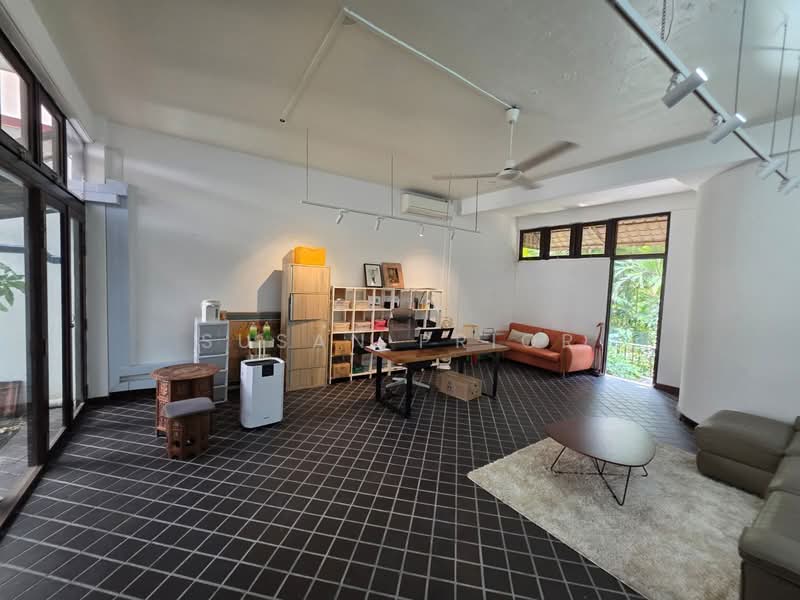 EMERALD STUDIO FOR SINGLES/ NO KITCHEN, EMERALD HILL CONSERVATION AREA, 1 Bedroom, 975 sqft, Conservation House For Rent, by Susan Prior, 500107960 - Living Room - PropertyGuru.com.sg