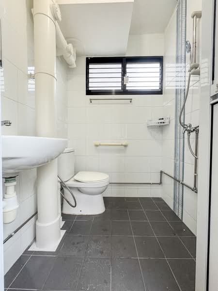 520 Bedok North Avenue 1, 520 Bedok North Avenue 1, 2 Bedrooms, 721 sqft, HDB Flat For Sale, by Shahir Majid, 500107983 - Bathroom - PropertyGuru.com.sg