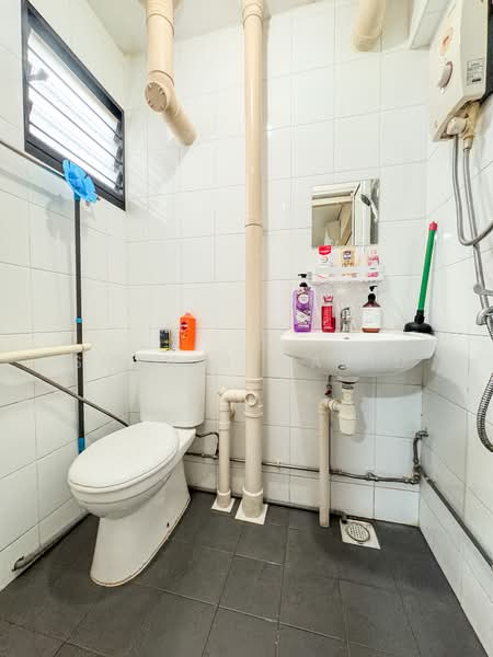 520 Bedok North Avenue 1, 520 Bedok North Avenue 1, 2 Bedrooms, 721 sqft, HDB Flat For Sale, by Shahir Majid, 500107983 - Bathroom - PropertyGuru.com.sg