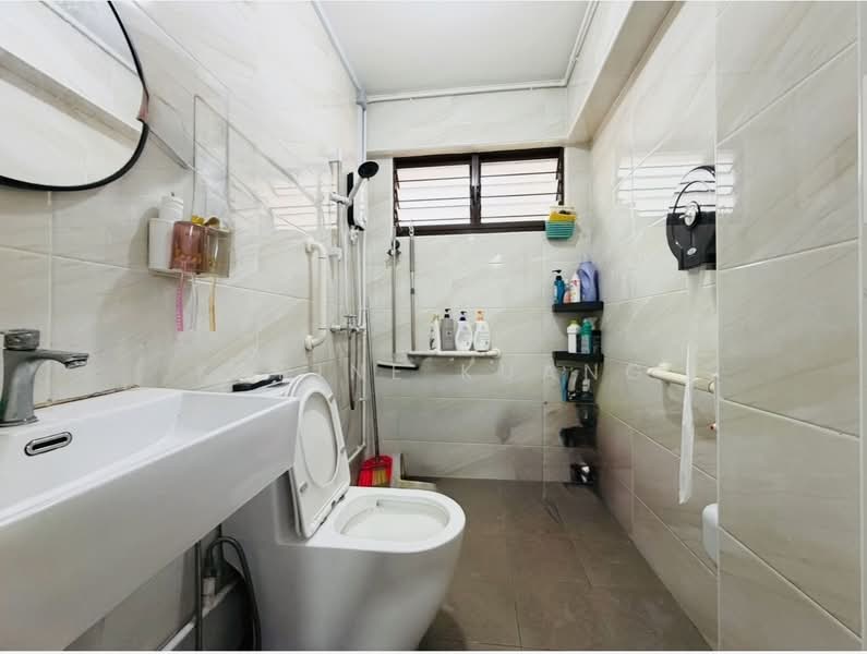 186 Bukit Batok West Avenue 6, 186 Bukit Batok West Avenue 6, 3 Bedrooms, 1,205 sqft, HDB Flat For Sale, by Karine Kuang, 500108001 - Bathroom - PropertyGuru.com.sg