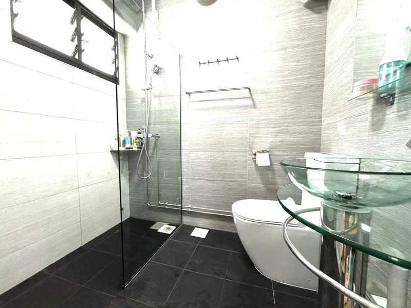 2C Sri Geylang Serai, 2C Geylang Serai, 3 Bedrooms, 1,001 sqft, HDB Flat For Sale, by Katherine Tay, 500108007 - Master room attached Toilet with Shower - PropertyGuru.com.sg