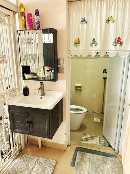 Pasir Ris Beach Park, Pasir Ris Heights, 4 Bedrooms, 3,500 sqft, Terraced House For Sale, by S Shahlan, 500108021 - Bathroom - PropertyGuru.com.sg