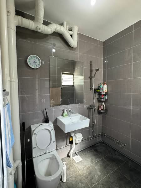 399 Yishun Avenue 6, 399 Yishun Avenue 6, 2 Bedrooms, 786 sqft, HDB Flat For Sale, by Haslina Tahir, 500108043 - Bathroom - PropertyGuru.com.sg